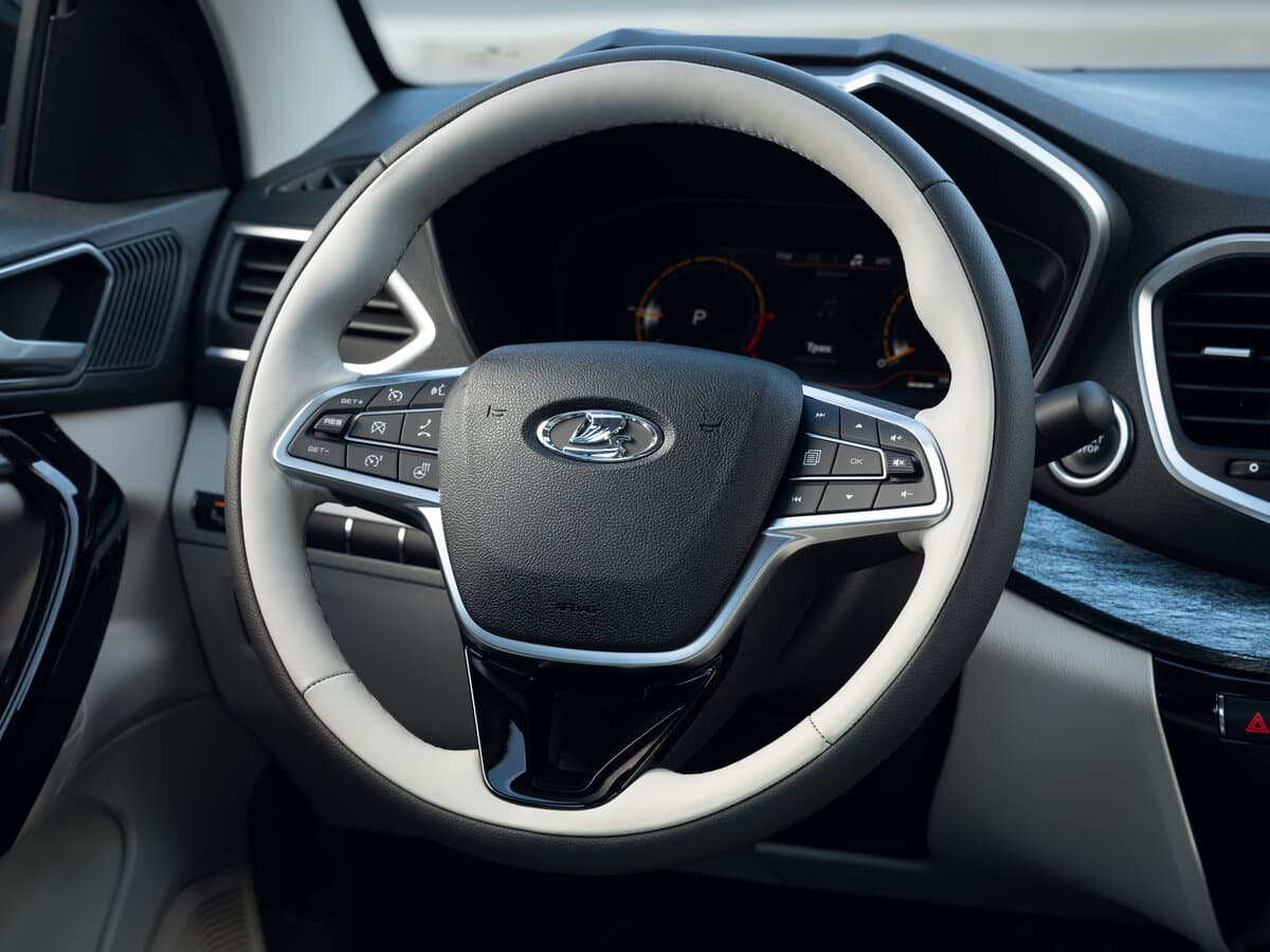 Lada (Vaz) Aura 2023 – indiyədək — Sükan