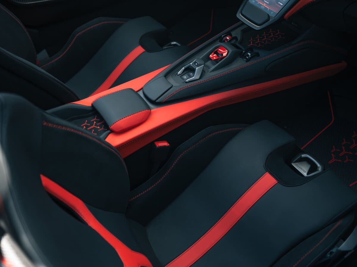 Lamborghini Fenomeno 2025 – indiyədək — Salon, arxadan