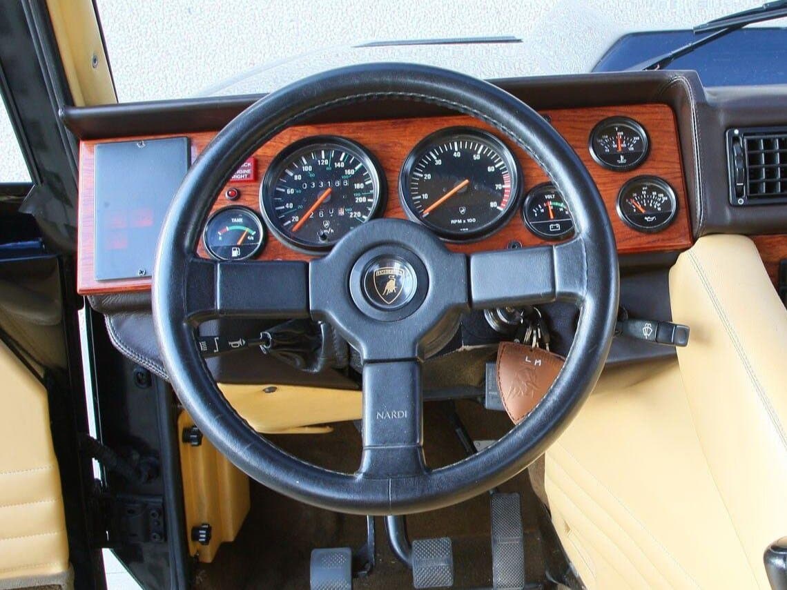 Lamborghini LM002 1986 – 1993 — Sükan