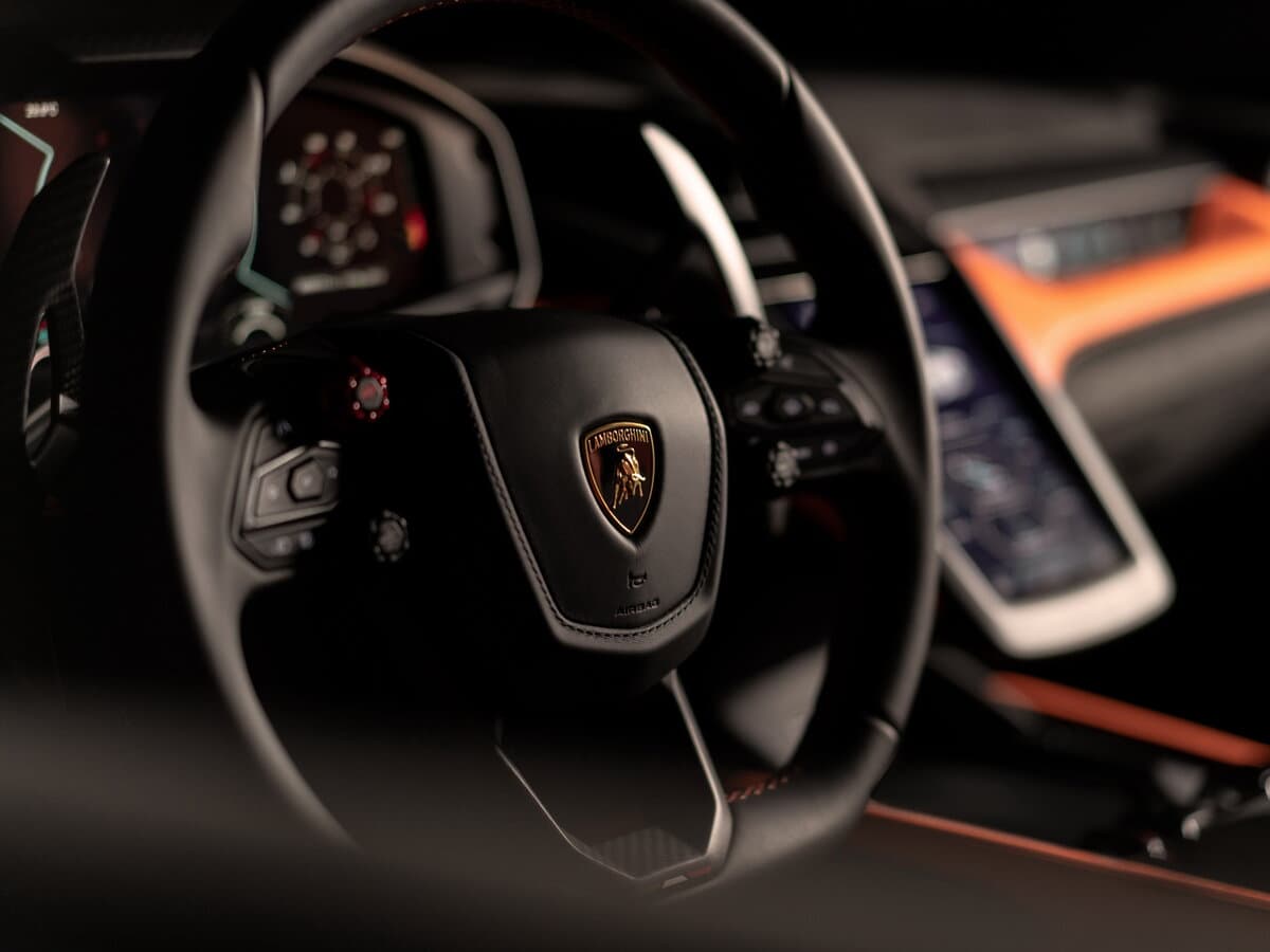 Lamborghini Revuelto 2023 – indiyədək — Sükan
