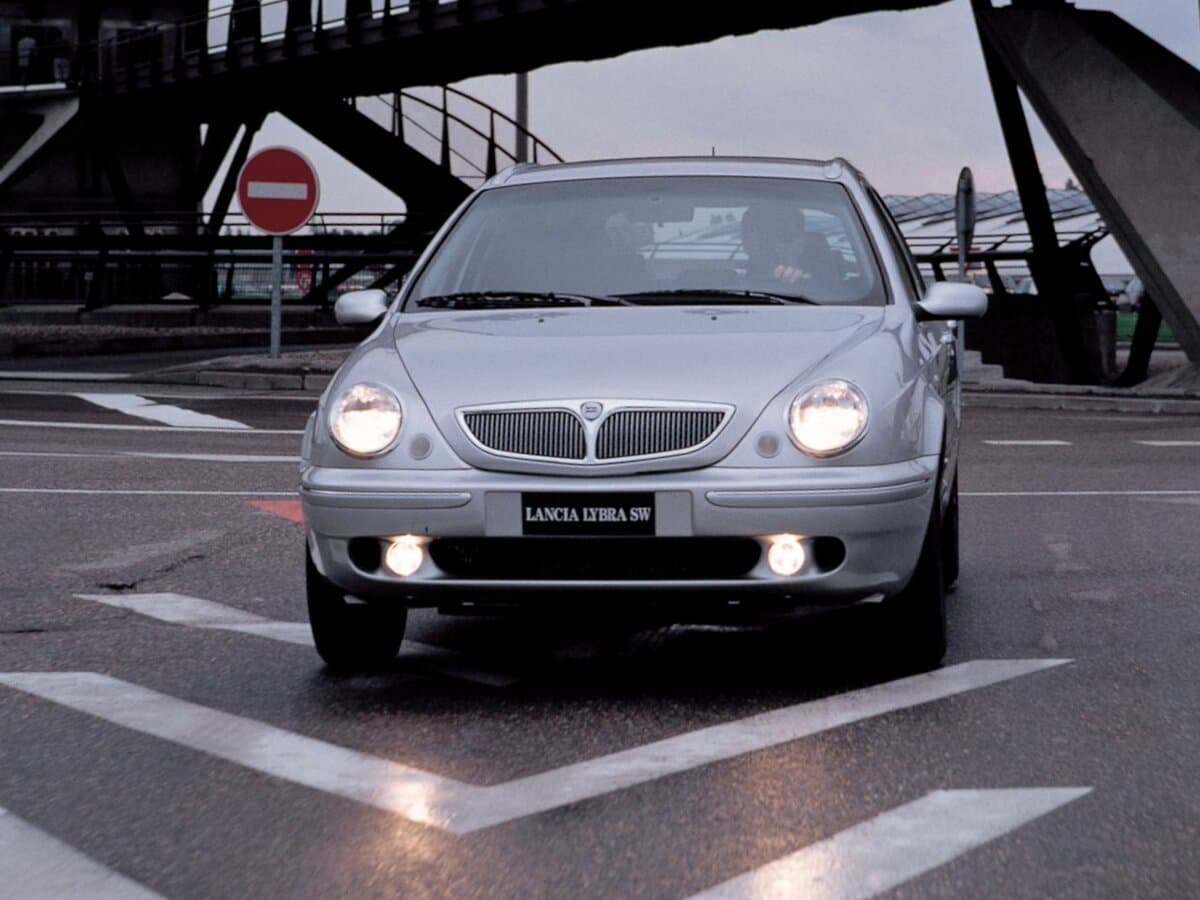 Lancia Lybra 1999 – 2006 — Öndən