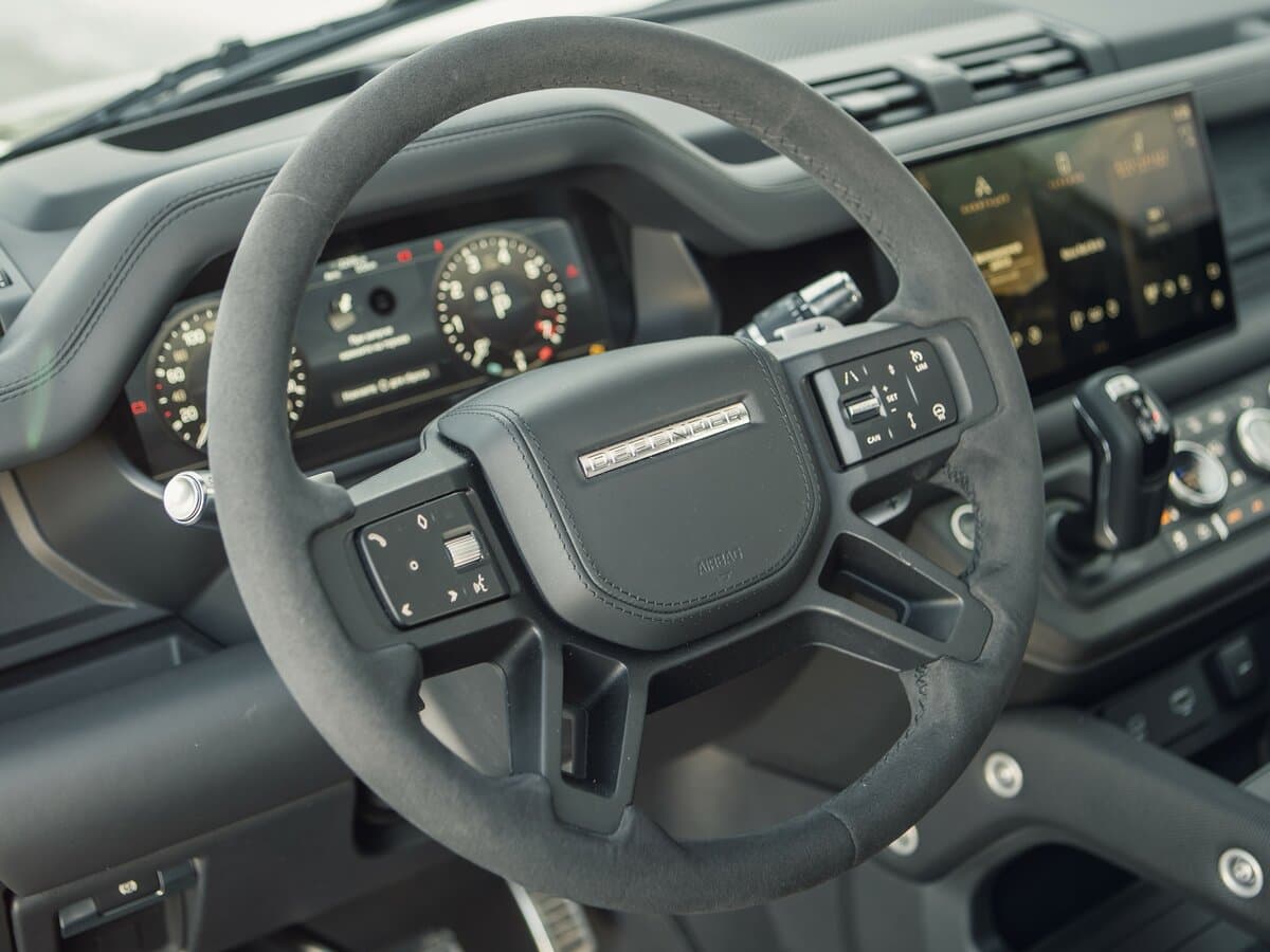Land Rover Defender II — Sükan