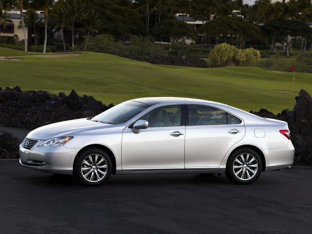 Lexus ES V — Yandan