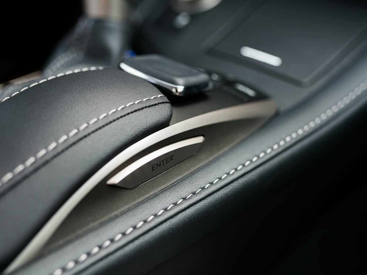 Lexus ES VI Restayling — Salon, arxadan