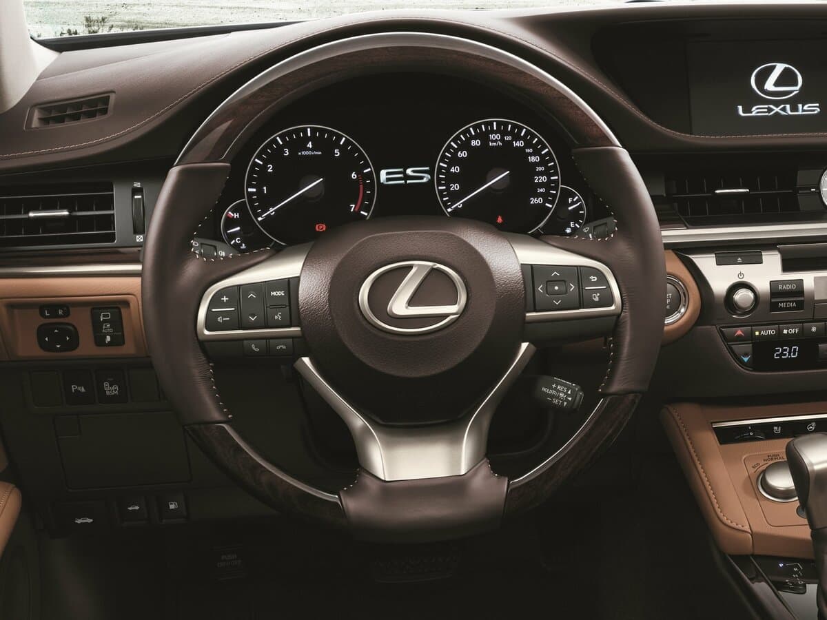 Lexus ES VI Restayling — Sükan