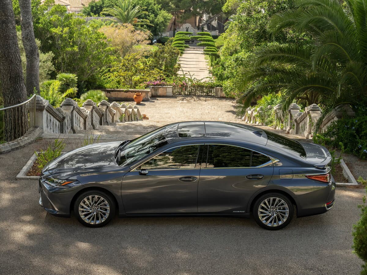 Lexus ES VII Restayling — Yandan