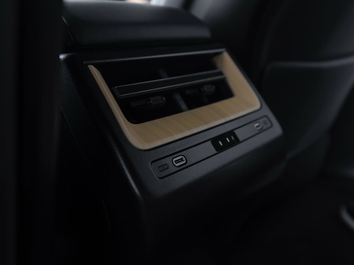 Lexus ES VIII — Salon, arxadan