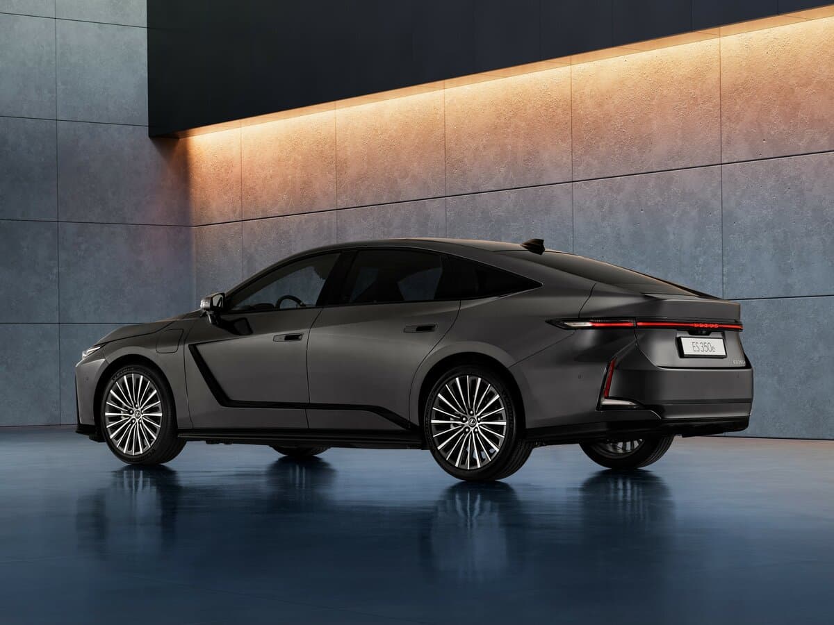 Lexus ES VIII — 3/4 arxadan