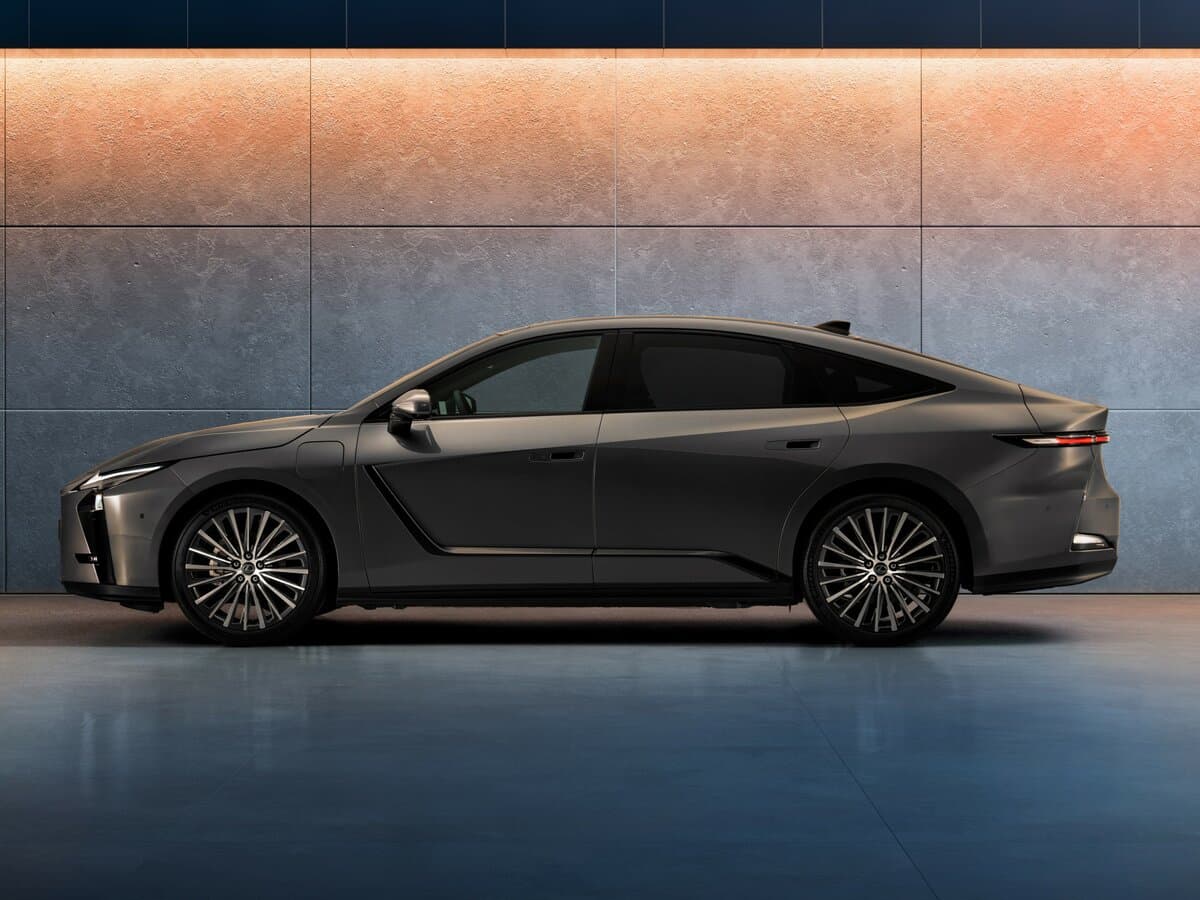 Lexus ES VIII — Yandan