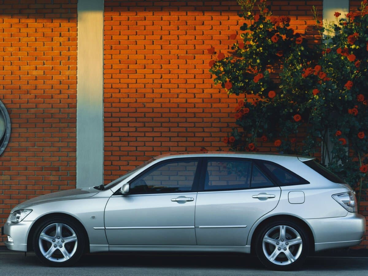 Lexus IS I — Yandan