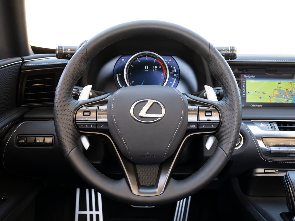 Lexus LC I — Sükan