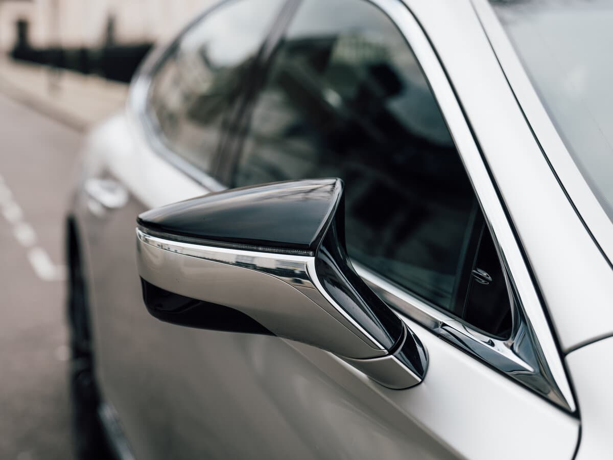 Lexus LS V Restayling — Yan güzgü