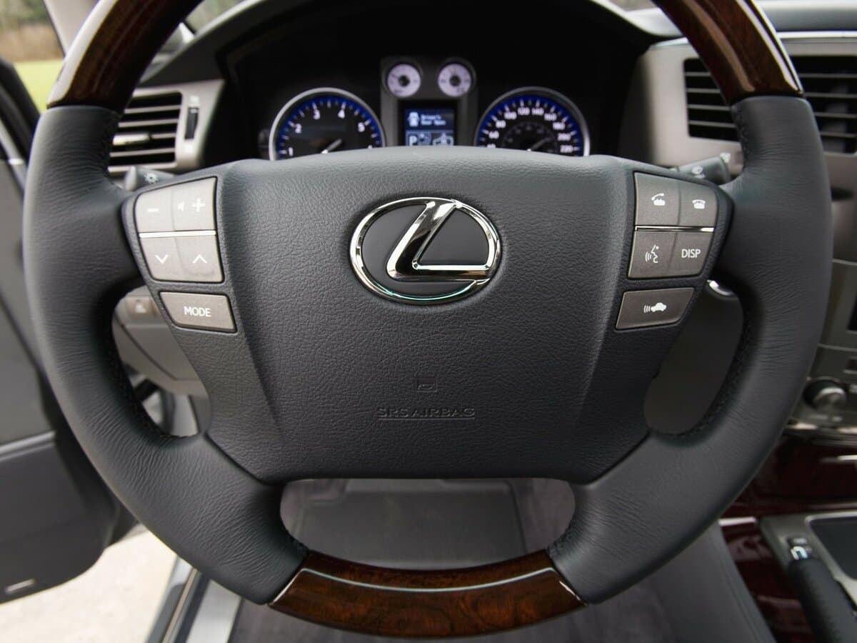 Lexus LX III — Sükan