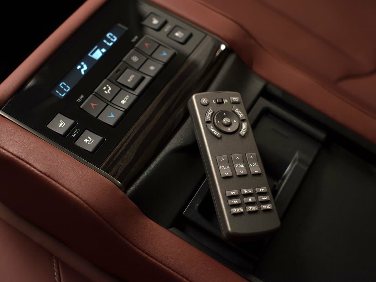 Lexus LX III Restayling 2 — Salon, arxadan