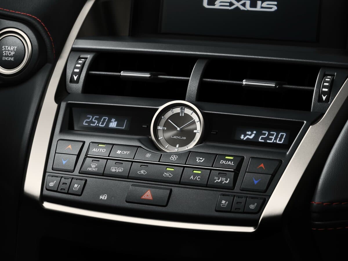Lexus NX I — Salon, öndən