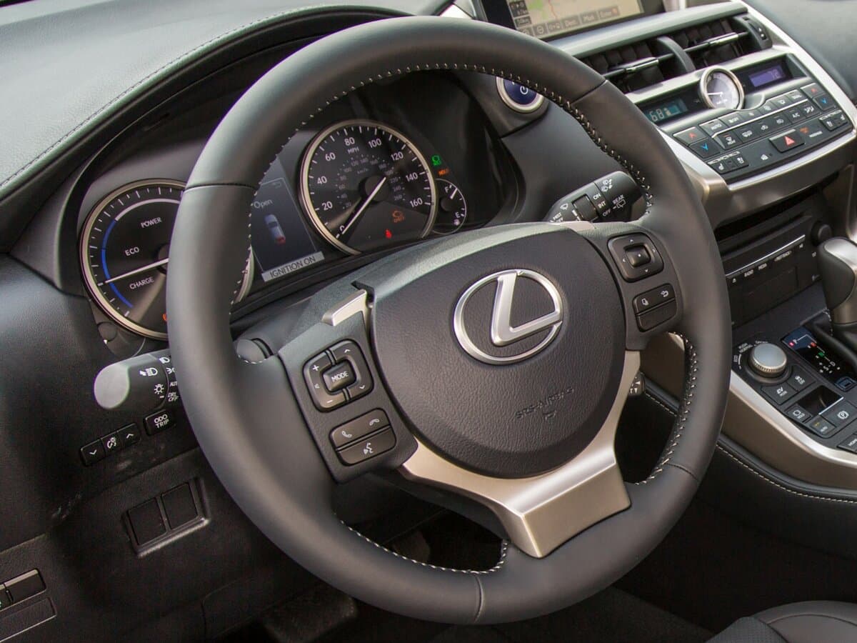 Lexus NX I — Sükan