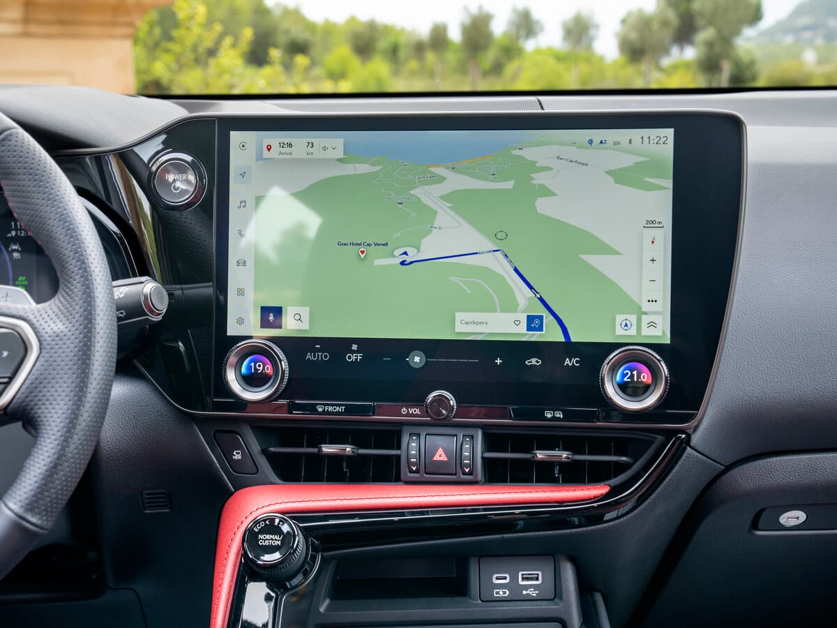Lexus NX II — Salon, öndən