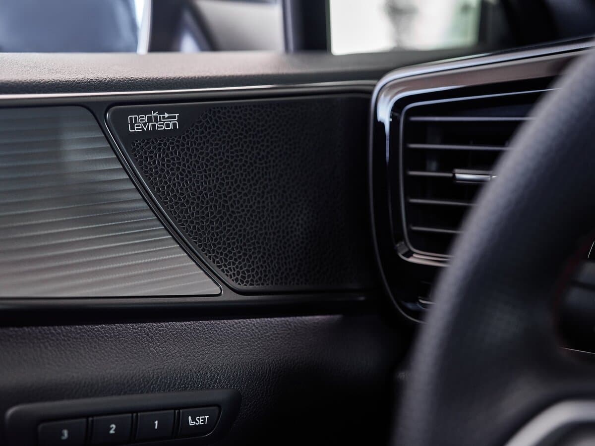 Lexus NX II — Salon, arxadan