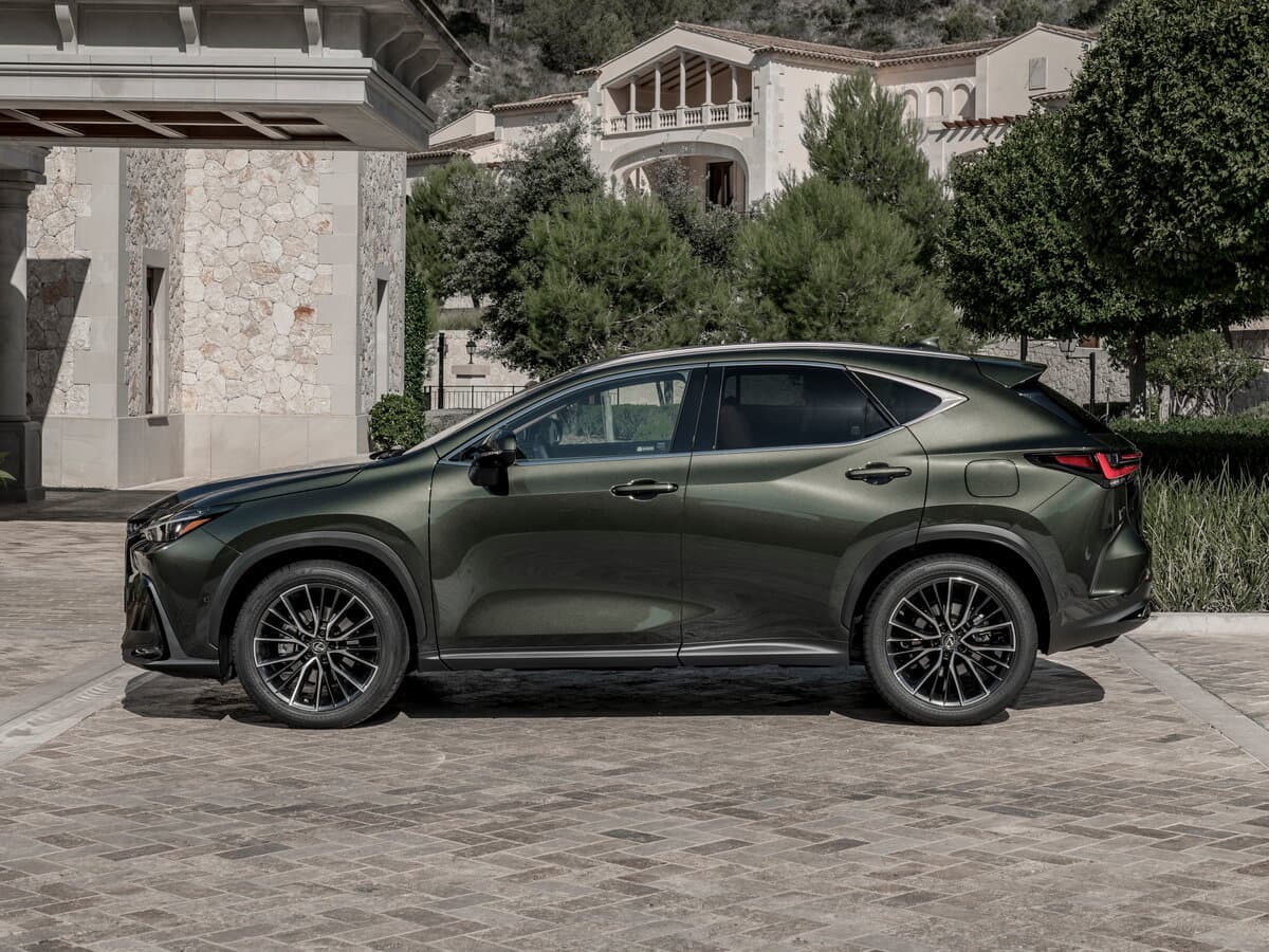 Lexus NX II — Yandan