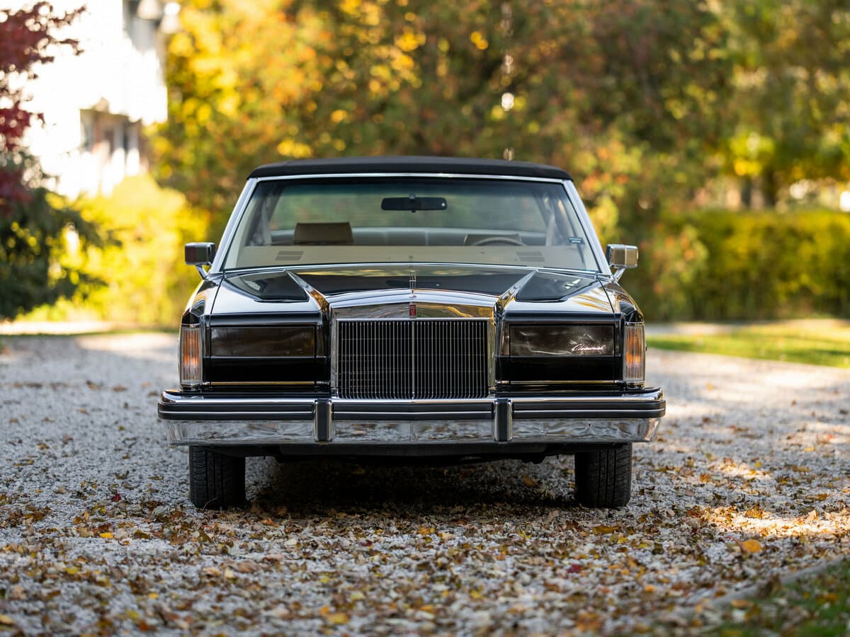 Lincoln Continental Mark VI — Öndən