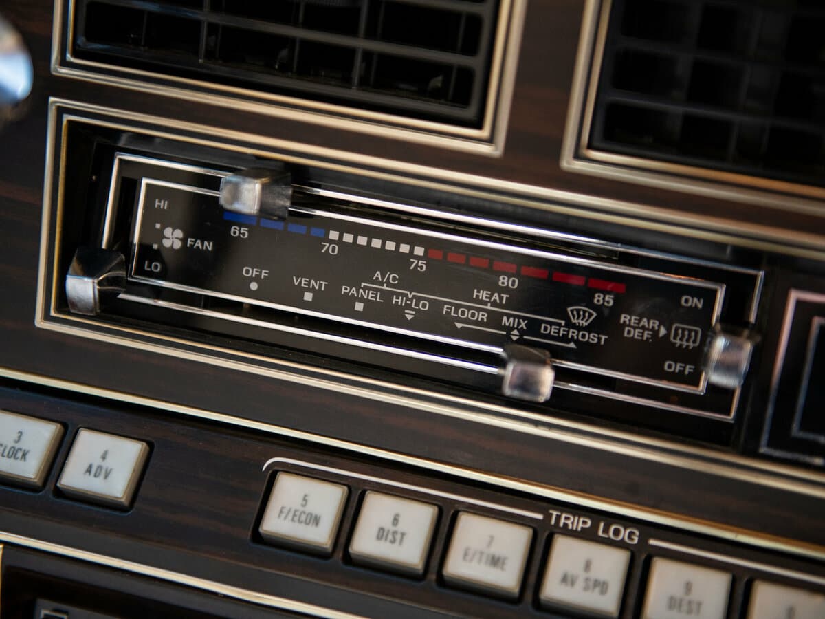 Lincoln Continental Mark VI — Salon, arxadan
