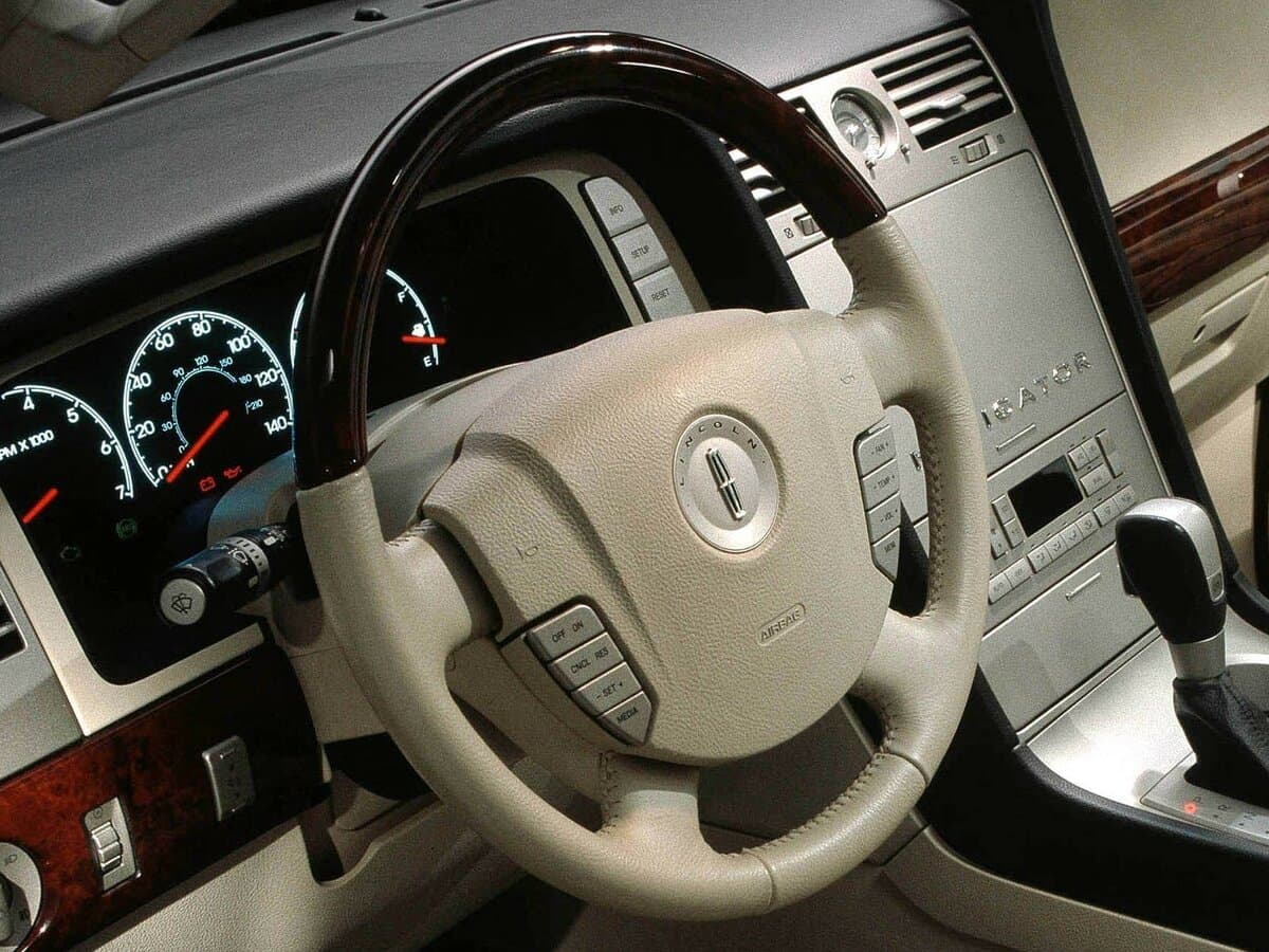 Lincoln Navigator II — Sükan