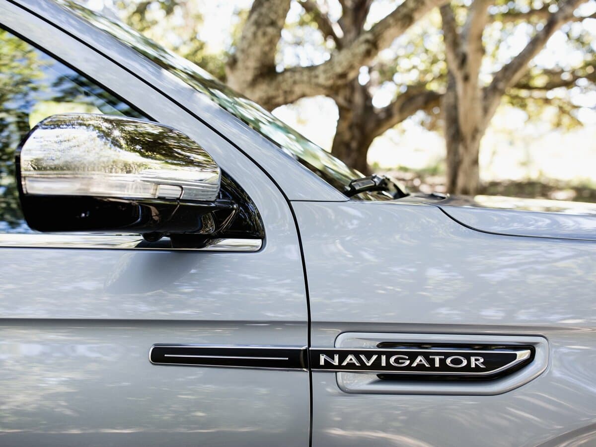 Lincoln Navigator IV — Yan güzgü