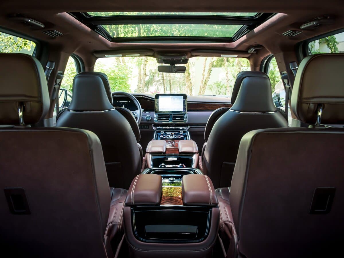 Lincoln Navigator IV — Salon, arxadan