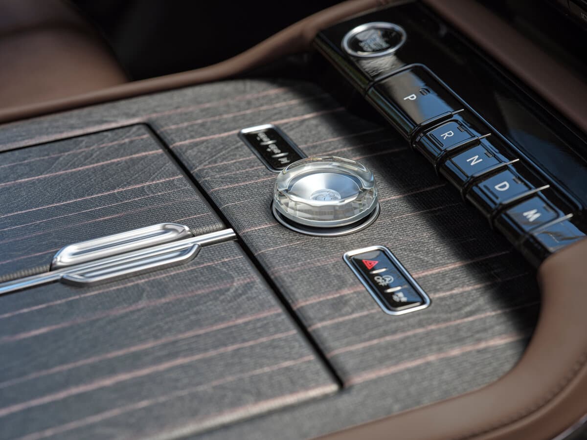 Lincoln Navigator V — Salon, arxadan