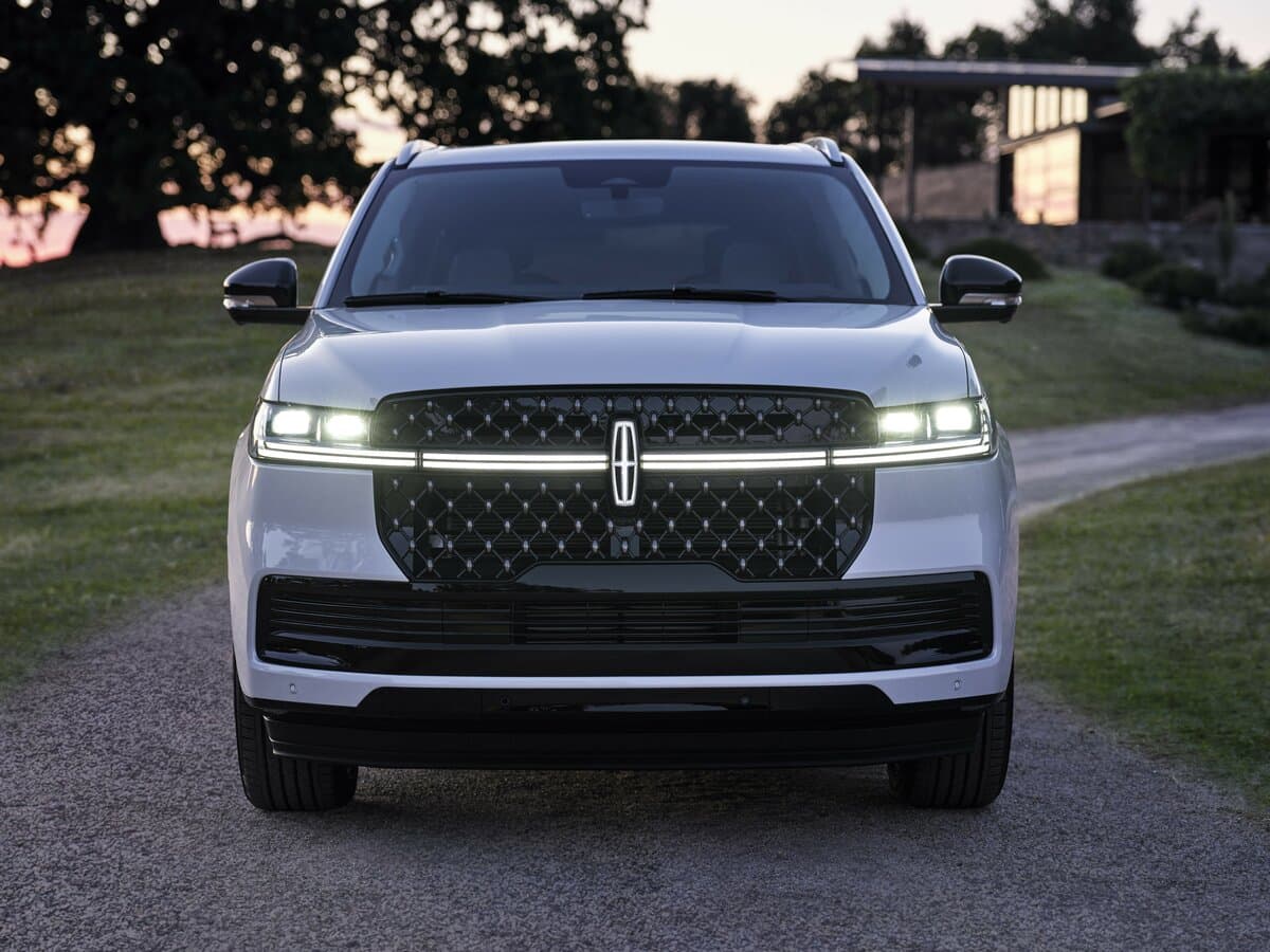 Lincoln Navigator V — Öndən