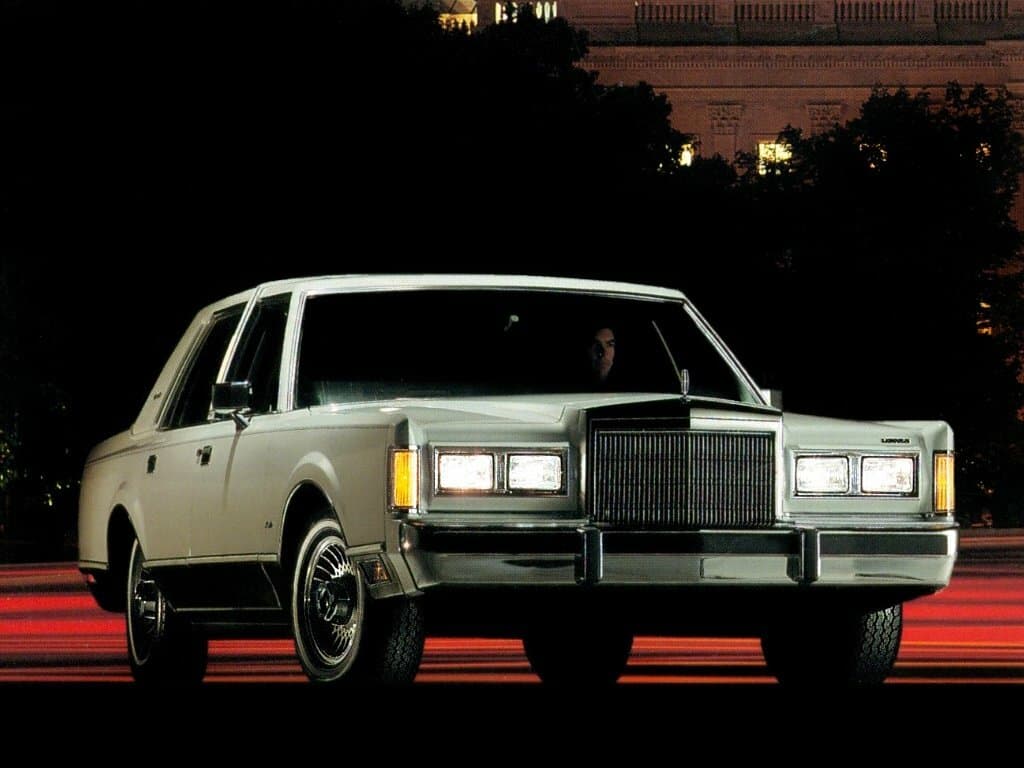 Lincoln Town Car I — Öndən