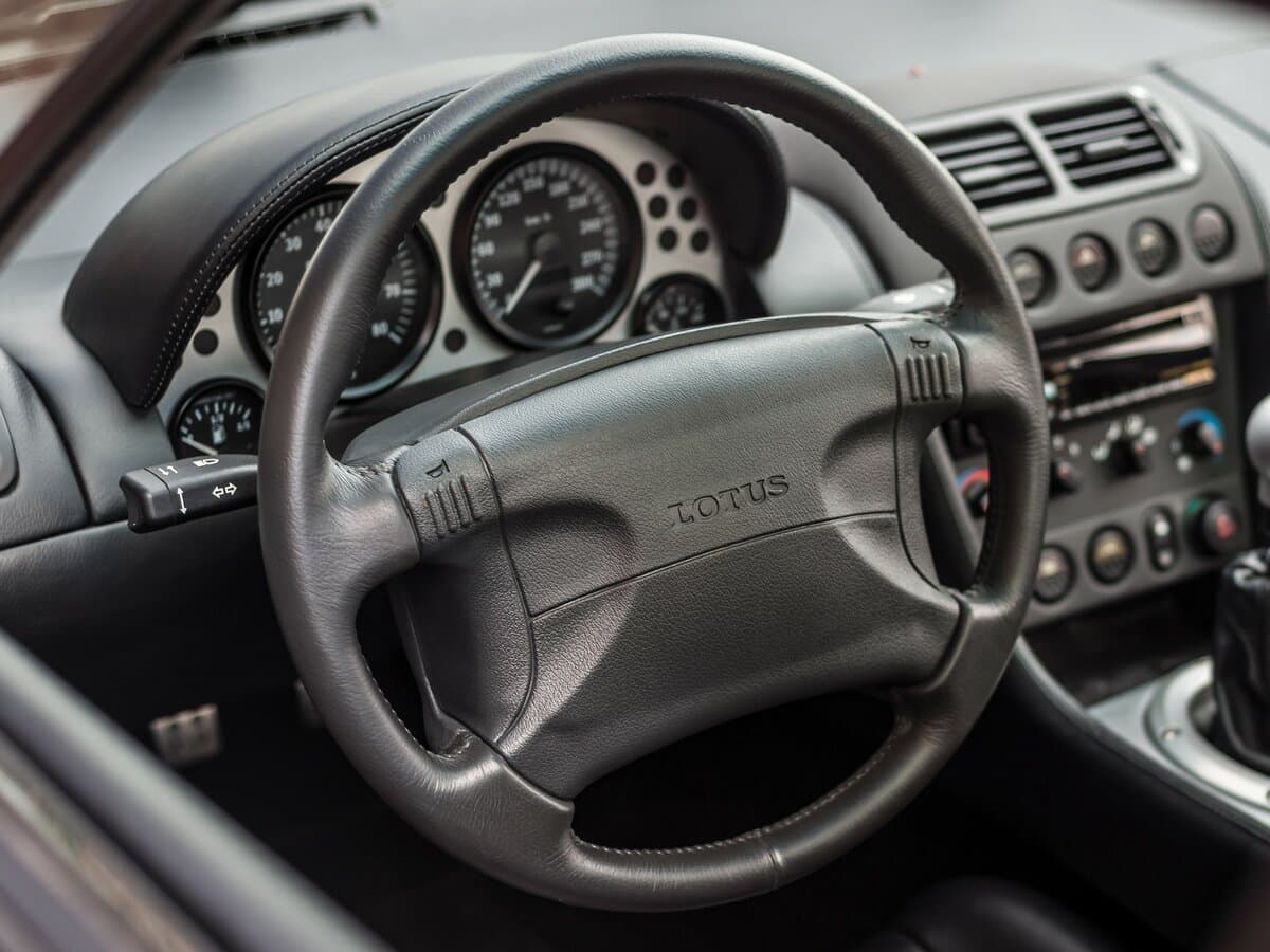 Lotus Esprit V — Sükan