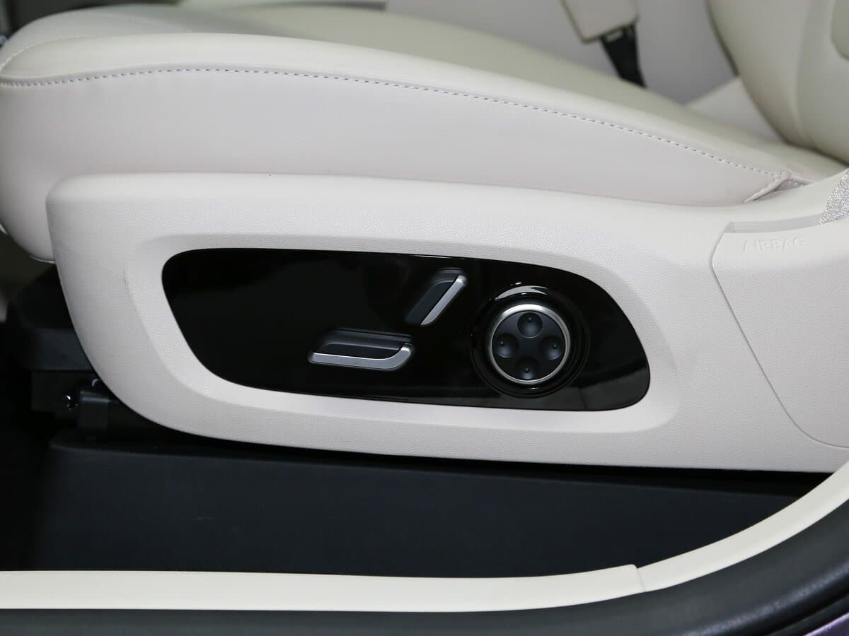 Luxeed R7 I — Salon, arxadan