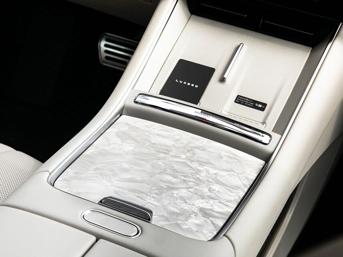 Luxeed R7 I Restayling — Salon, arxadan