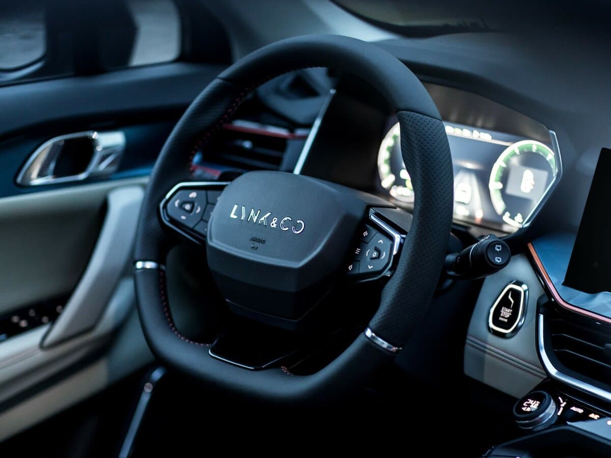 Lynk & Co 06 I — Sükan