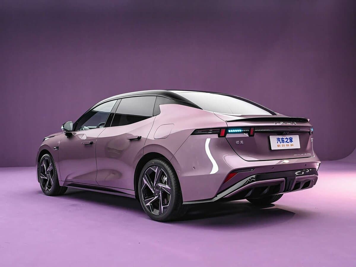Lynk & Co 07 I Restayling — 3/4 arxadan