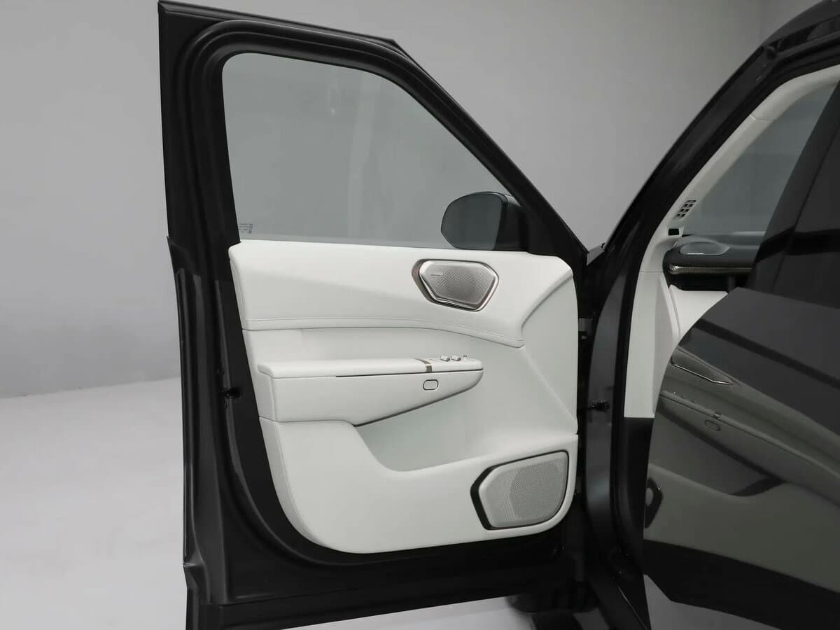 Lynk & Co 900 2025 – indiyədək — Qapı