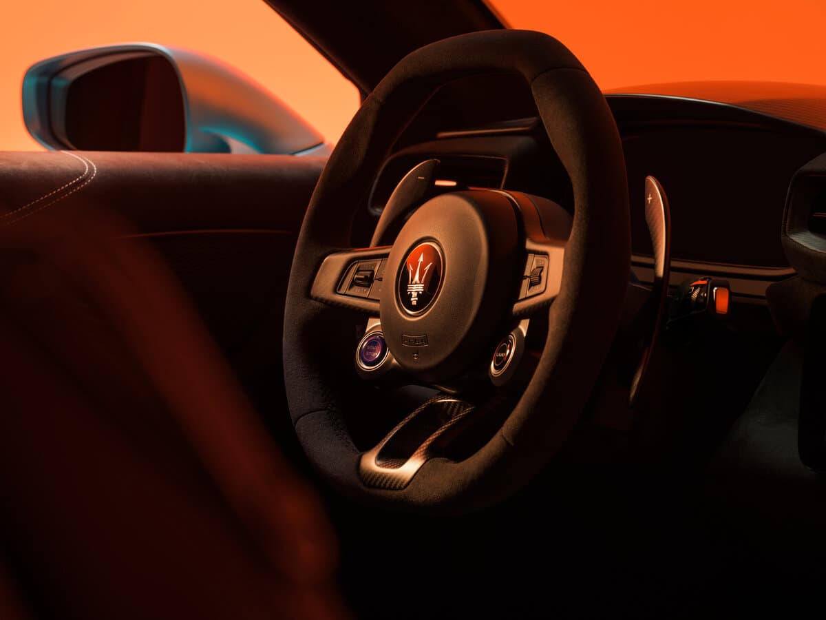 Maserati MCPura 2025 – indiyədək — Sükan