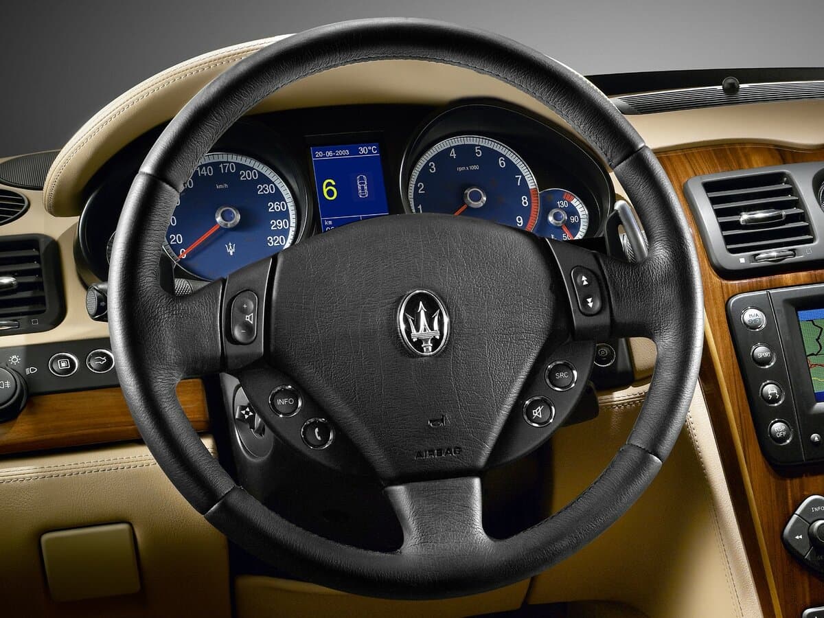 Maserati Quattroporte V — Sükan