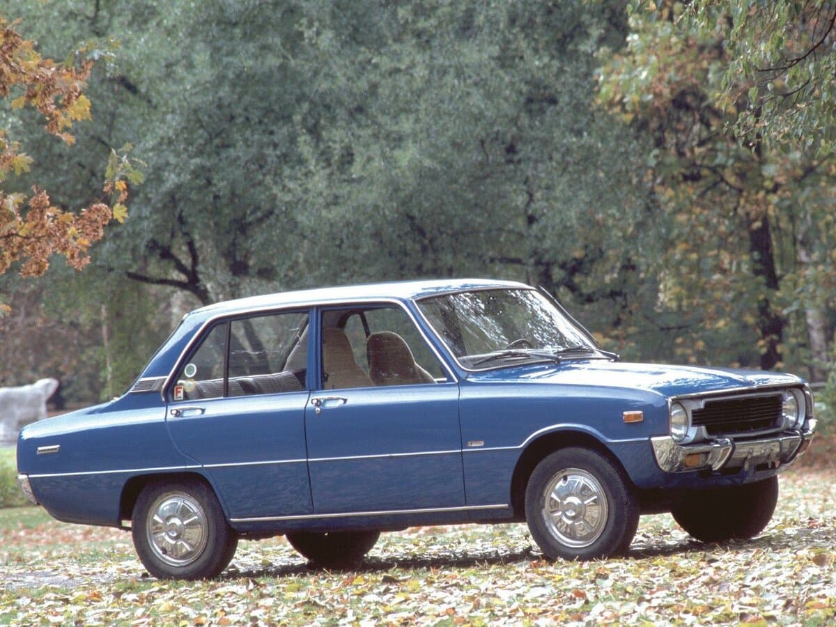 Mazda 1000 1967 – 1977 — Yandan