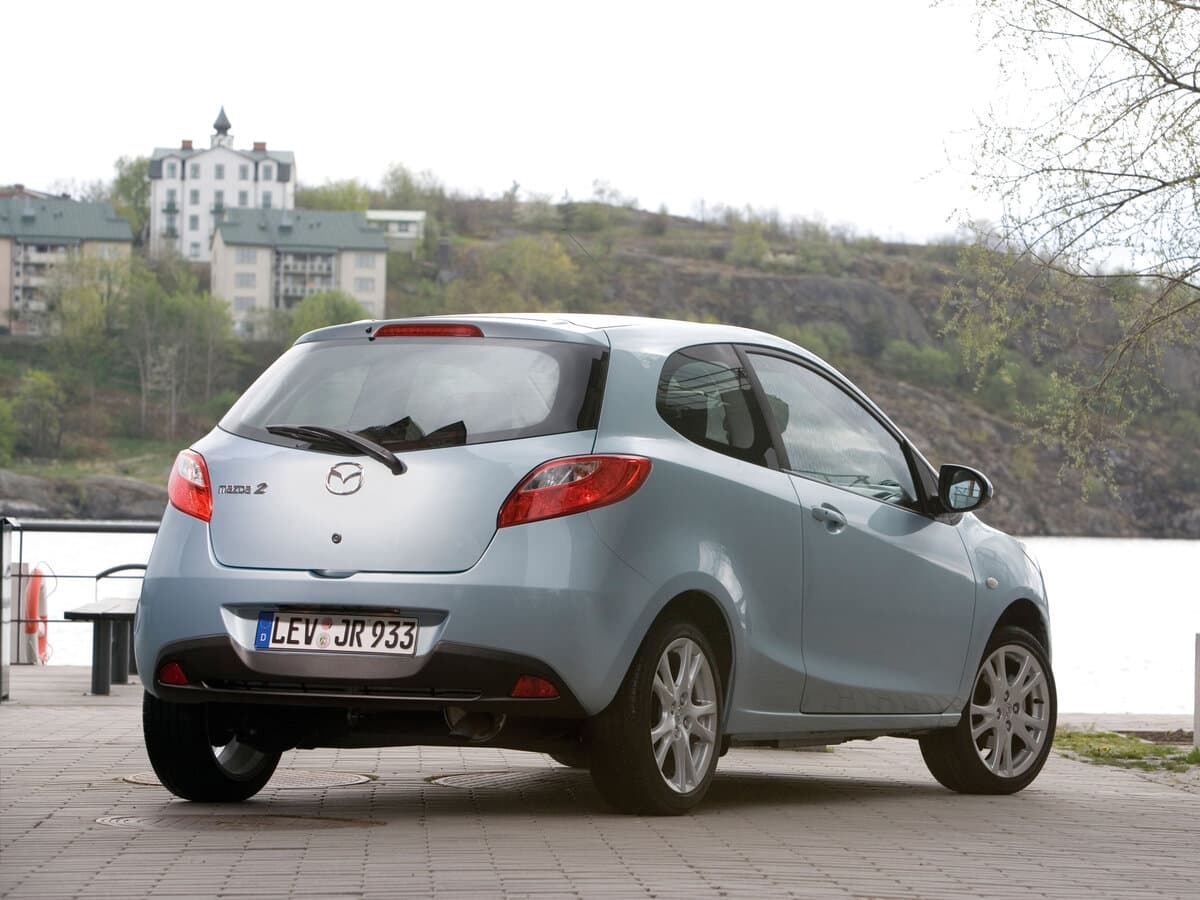 Mazda 2 II (DE) — 3/4 arxadan