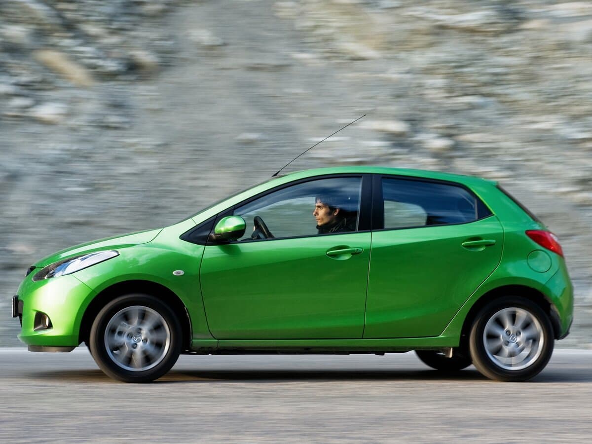 Mazda 2 II (DE) — Yandan