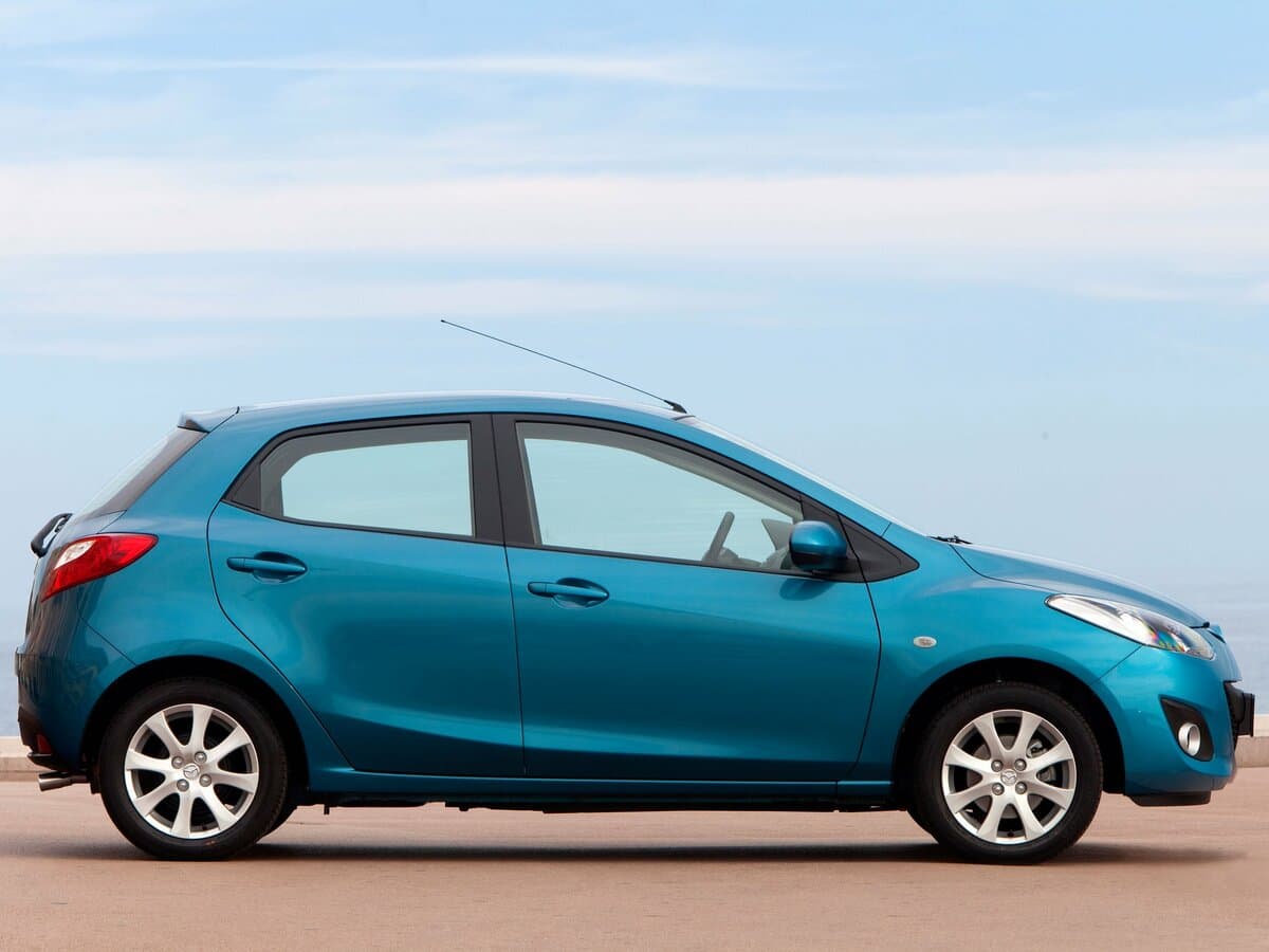 Mazda 2 II Restayling (DE2) — Yandan