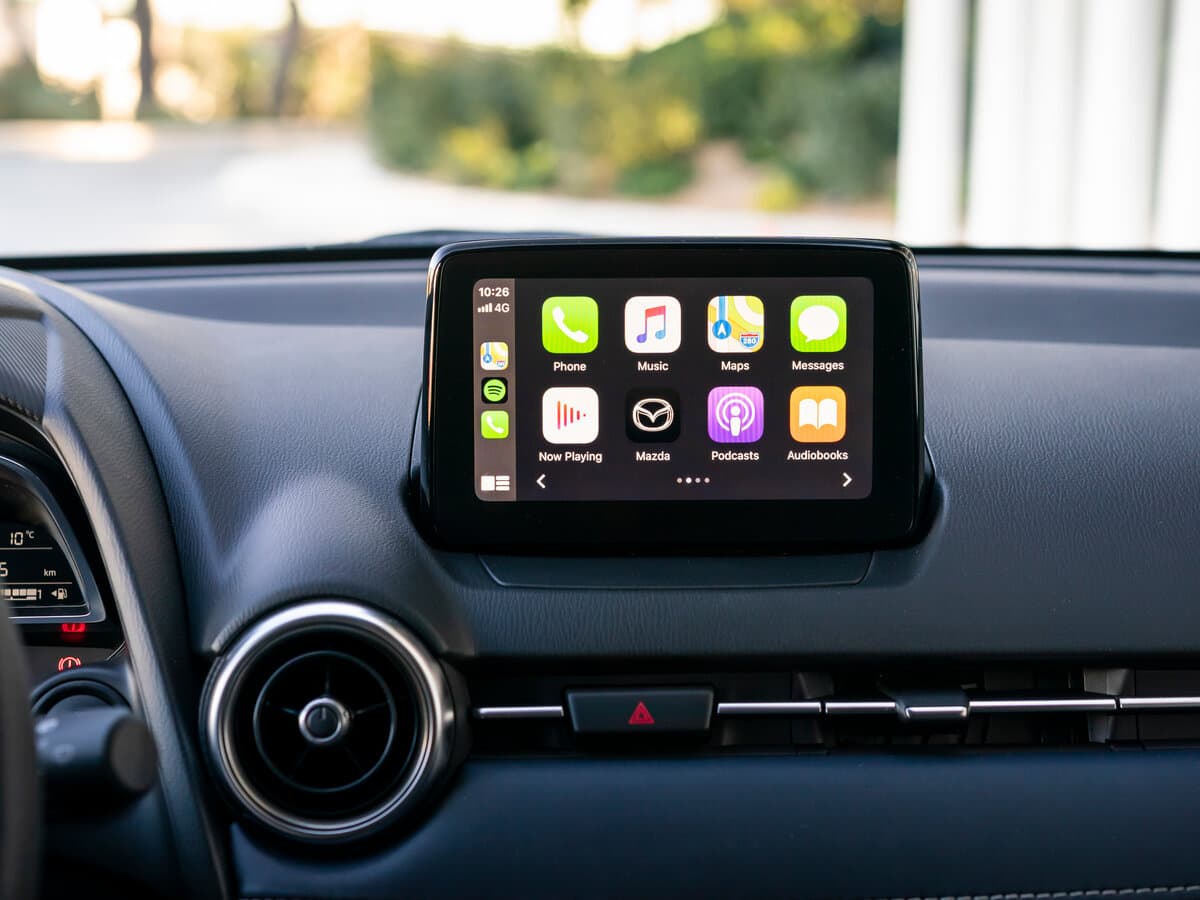 Mazda 2 III (DJ) Restayling — Salon, arxadan