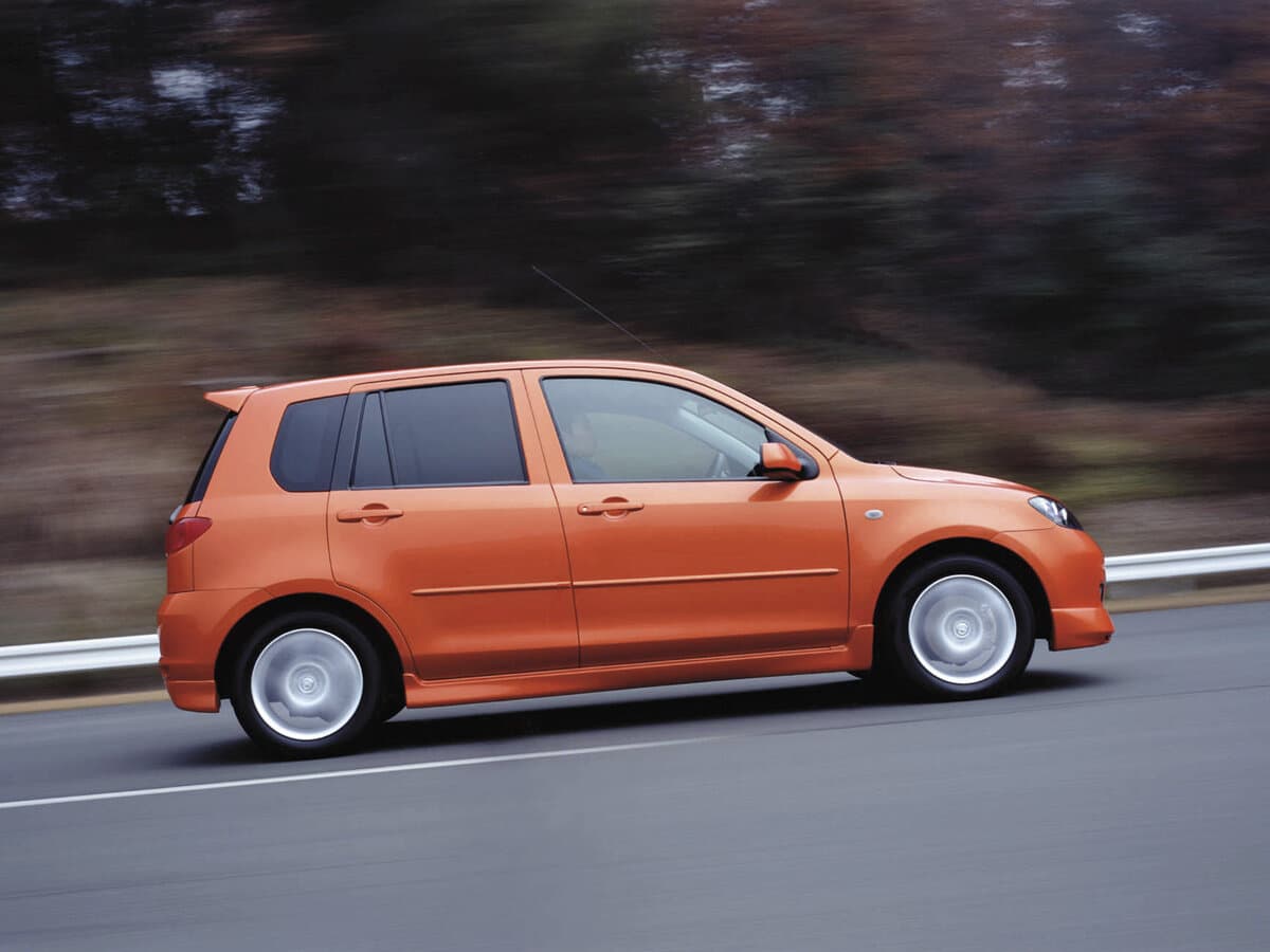 Mazda Demio II (DY) — Yandan