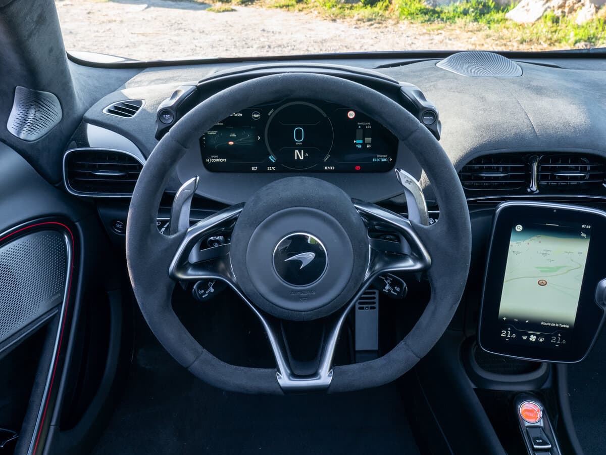 McLaren Artura 2021 – indiyədək — Sükan