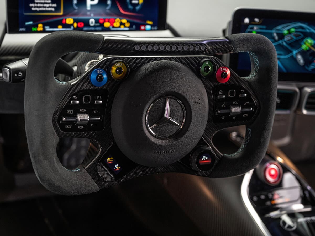 Mercedes-Benz AMG ONE 2022 – indiyədək — Sükan