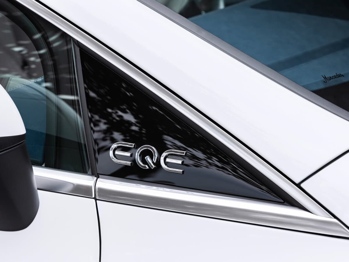 Mercedes-Benz EQE 2022 – indiyədək — Salon, öndən