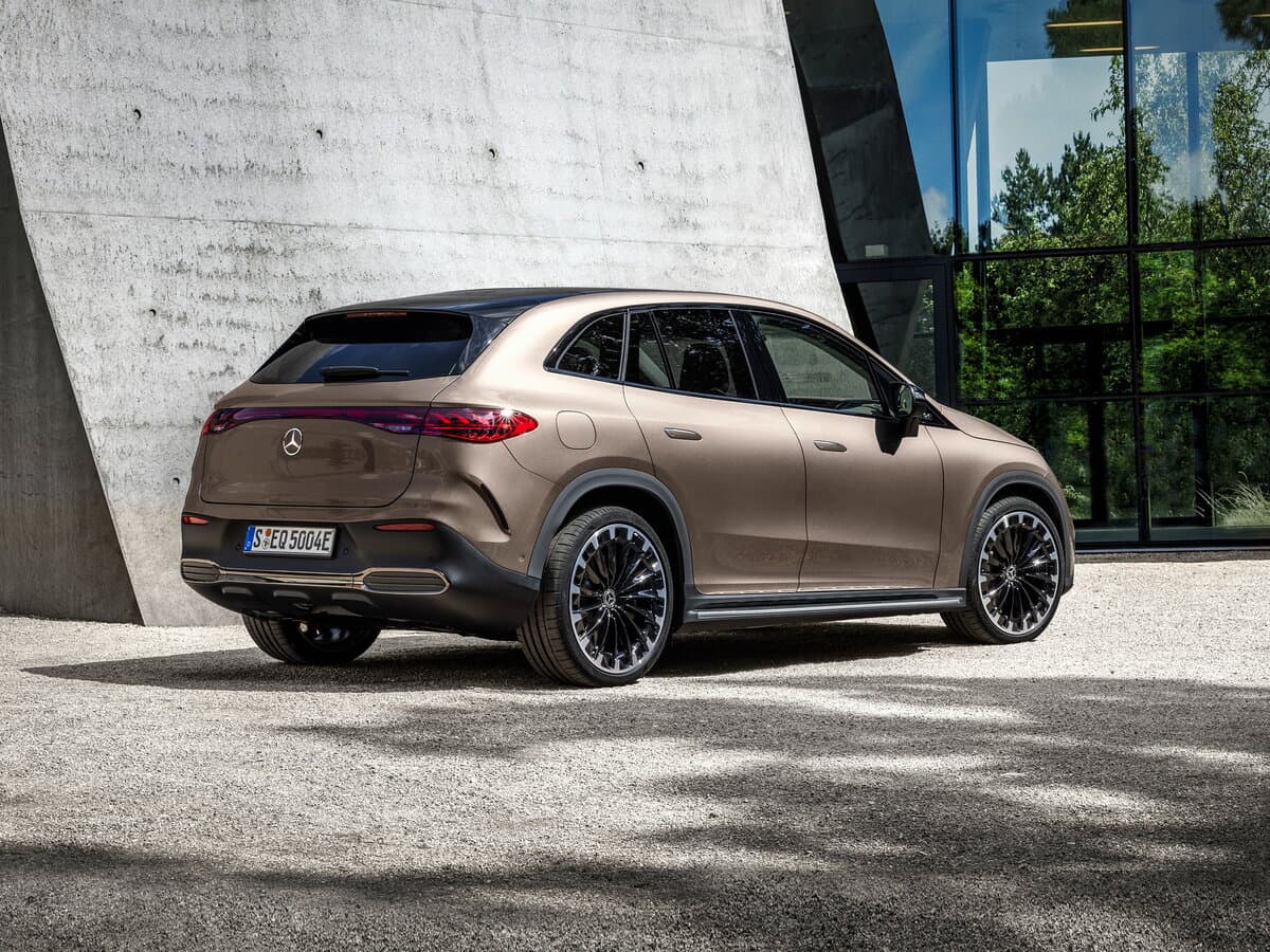 Mercedes-Benz EQE SUV 2022 – indiyədək — 3/4 arxadan