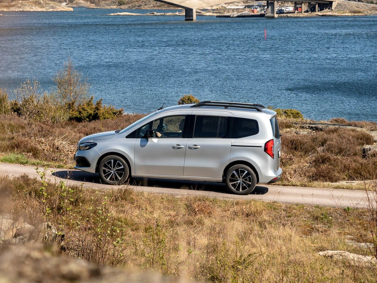 Mercedes-Benz EQT 2023 – indiyədək — Yandan